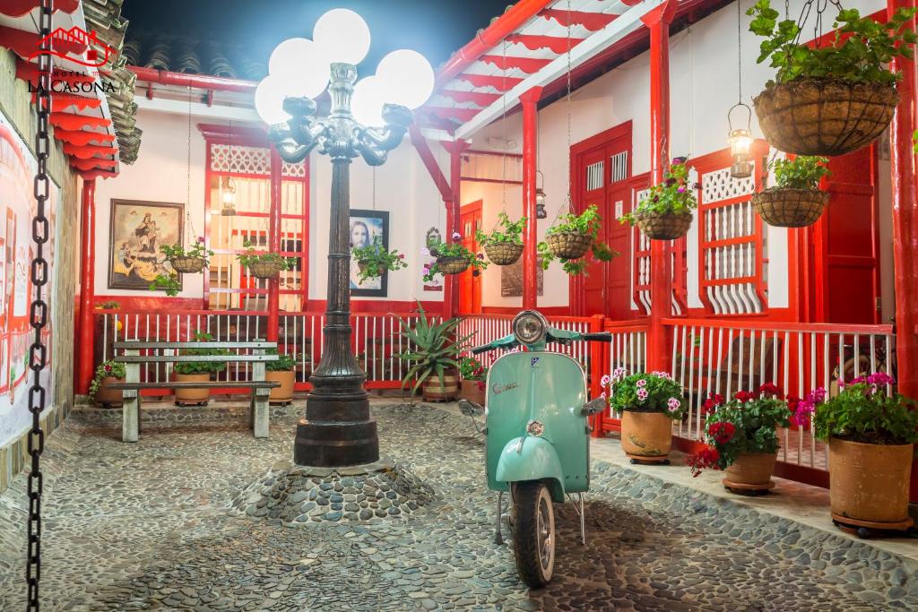 un scooter está estacionado frente a un edificio en Hotel La Casona, en Jardín