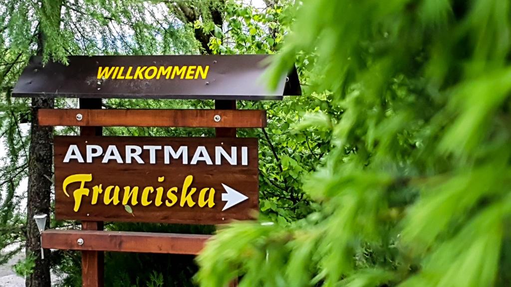 een bord voor de ingang van een park in een bos bij Apartment Franciska in Rakovica