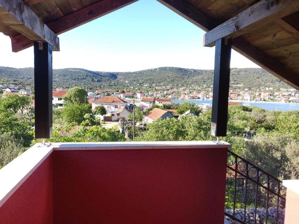 Aussicht vom Balkon eines Hauses in der Unterkunft Guest house Maslina in Vinišće
