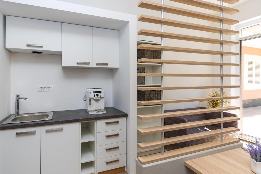 Kuchyň nebo kuchyňský kout v ubytování Apartments Gavran