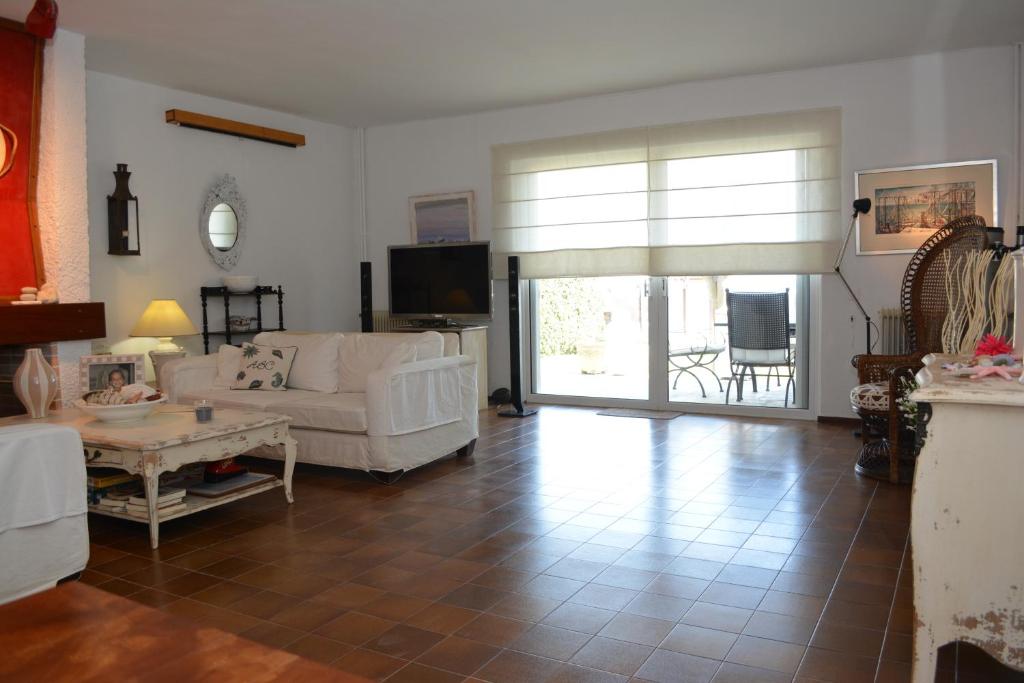salon z białą kanapą i stołem w obiekcie Private luxury villa My Beach House w mieście Longos