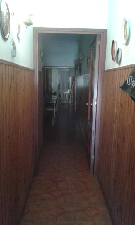 un pasillo que conduce a un comedor con mesa en Casa habitacion en Pergamino