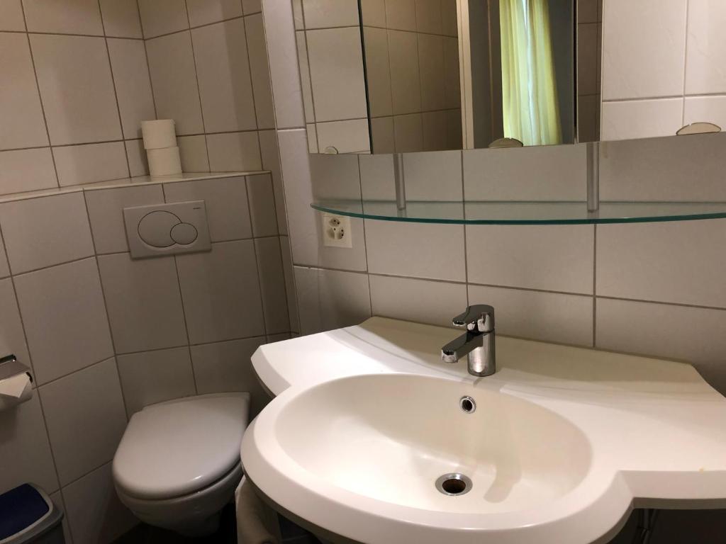 Un baño de SASS APARTHOTEL