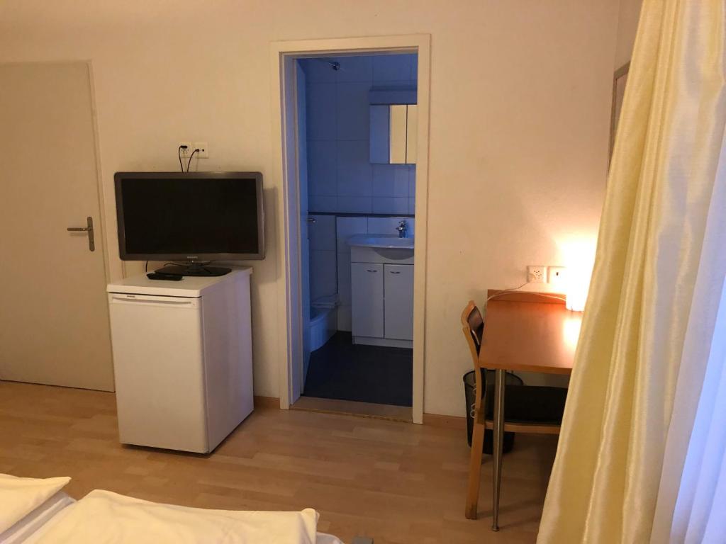 Una televisión o centro de entretenimiento en SASS APARTHOTEL