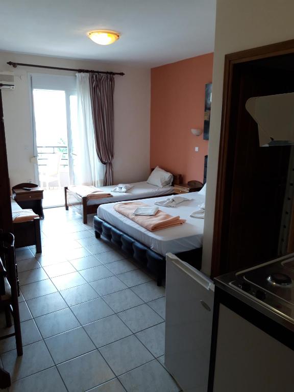 Postel nebo postele na pokoji v ubytování Kostalina Hotel Studios