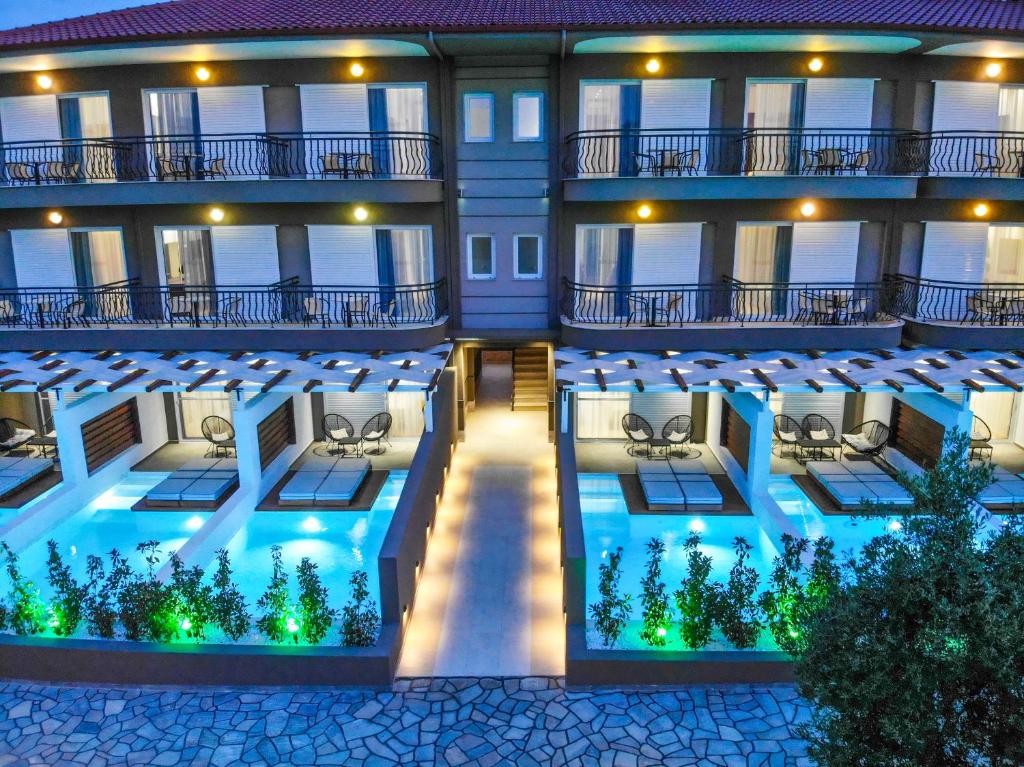 Bazén v ubytování Royal Hotel and Suites nebo v jeho okolí