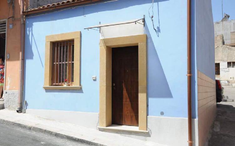 a blue building with a door on the side of it at DONNA FELICIA in Pachino