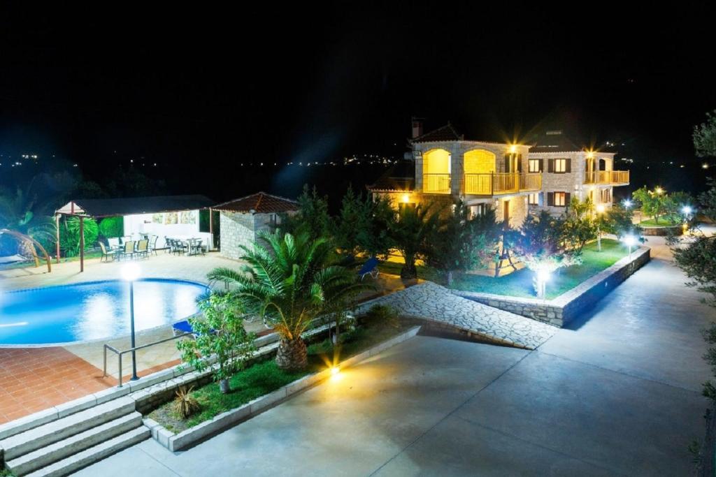 Bazén v ubytování Glyfada Villas nebo v jeho okolí