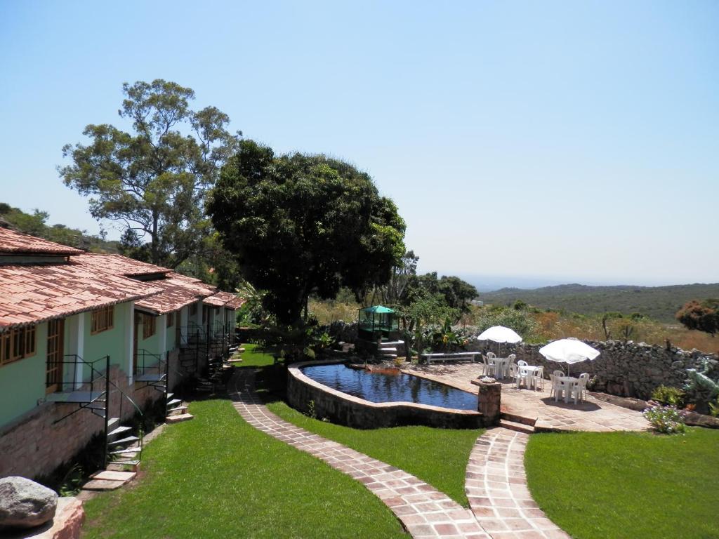 a yard with a swimming pool and a house at Pousada Pedras de Igatu in Igatu