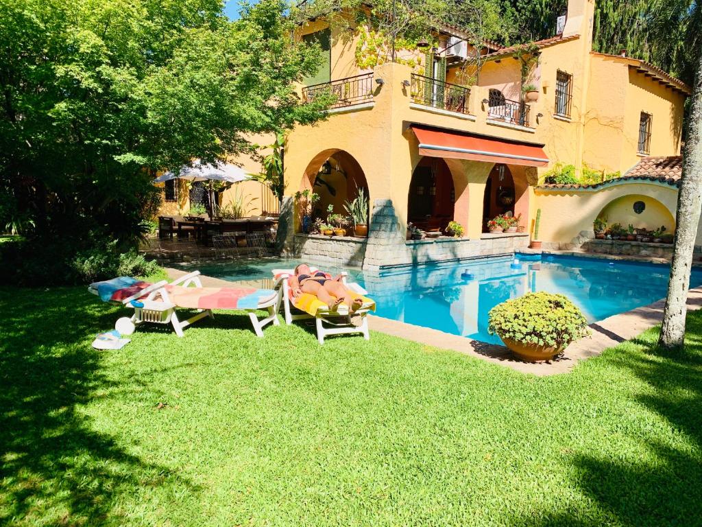 una casa con piscina en el patio en Villa Vert en Beccar