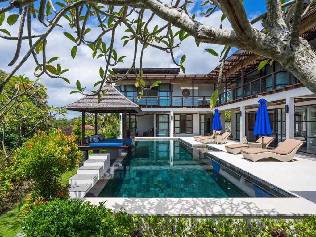 una piscina infinita en el patio trasero de una villa en Villa Adenium by Elite Havens, en Jimbaran