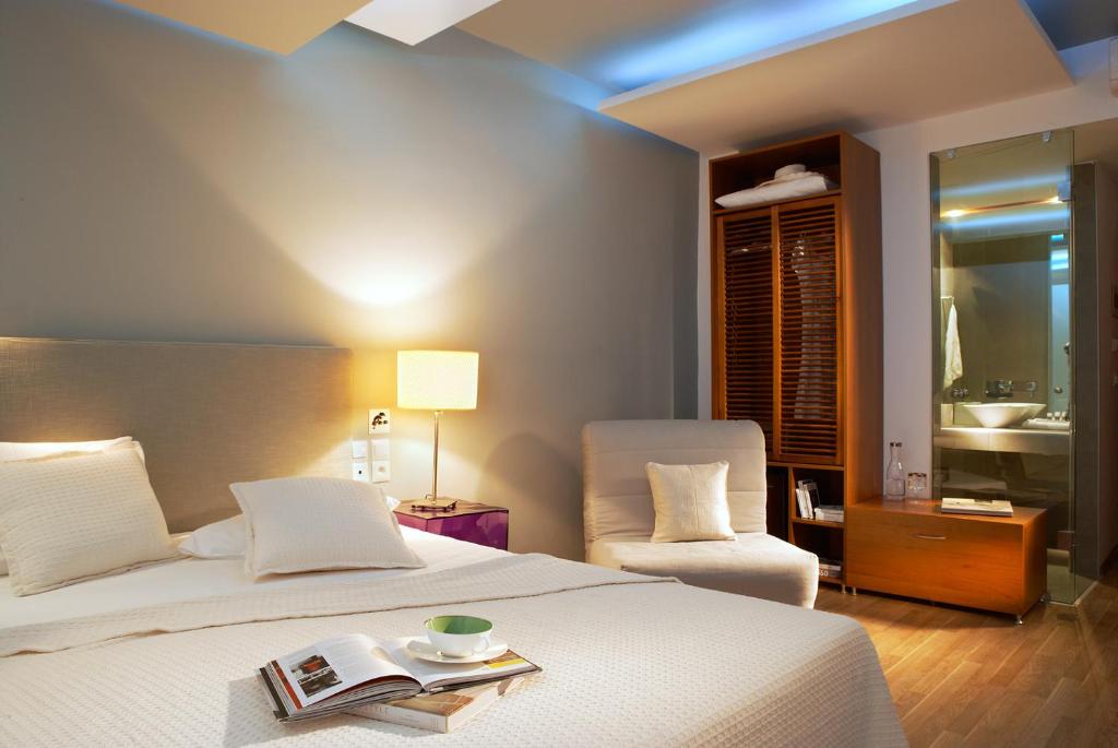 Postel nebo postele na pokoji v ubytování Kamari Beach Hotel