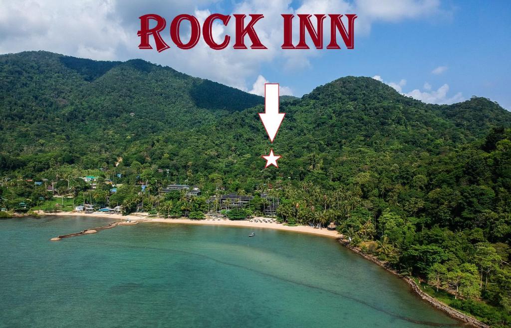 eine Luftansicht auf einen Strand mit einem Gasthof aus Stein in der Unterkunft Rock Inn Bailan in Ko Chang