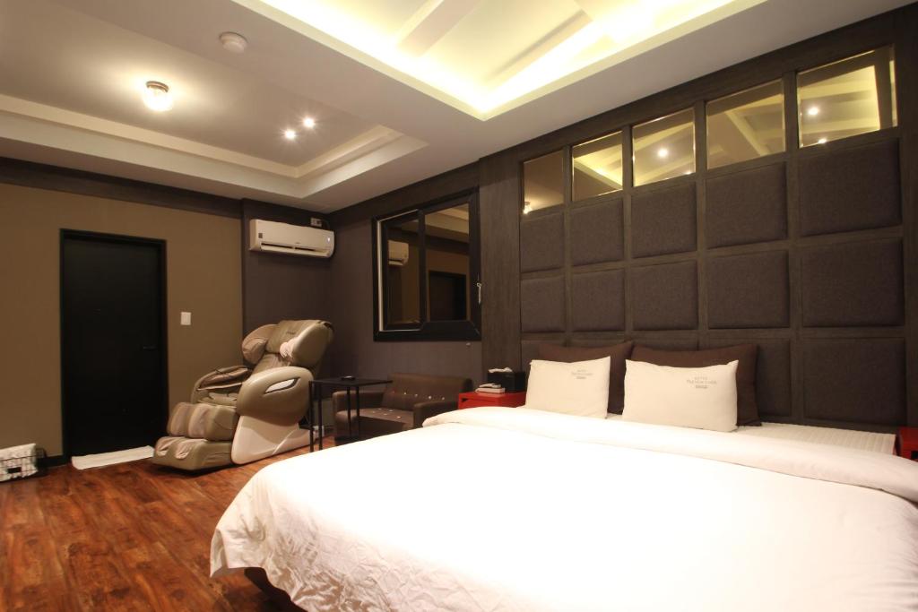 a bedroom with two beds and a large wall at French code Hotel in Changwon