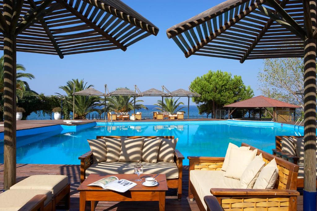 Bazén v ubytování Kamari Beach Hotel nebo v jeho okolí