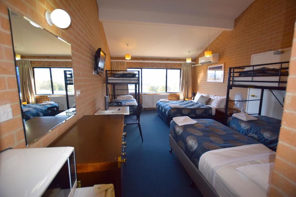 Postel nebo postele na pokoji v ubytování Alpine Resort Motel
