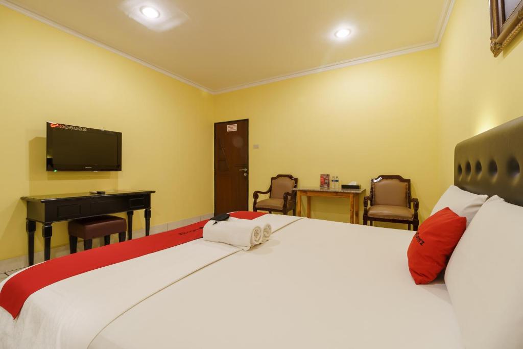 Postel nebo postele na pokoji v ubytování RedDoorz Plus near Ancol