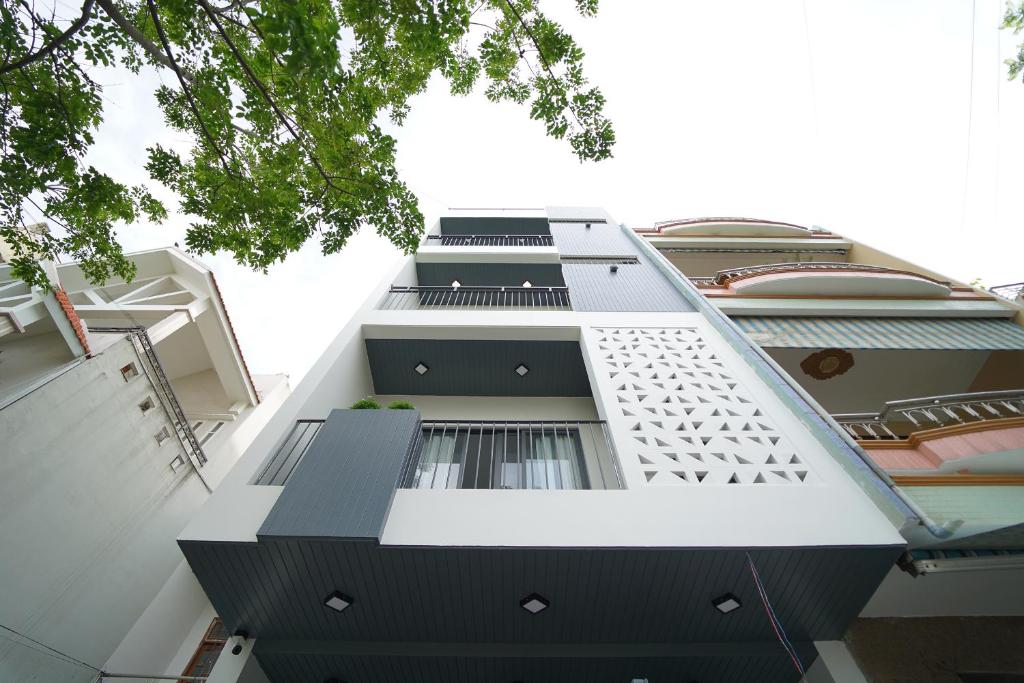 um edifício com uma fachada com uma árvore em Han Apartment em Da Nang