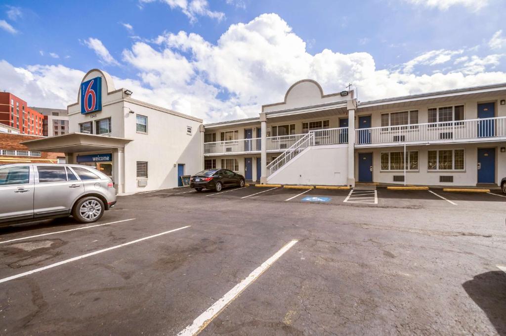 un estacionamiento frente a un hotel en Motel 6-Washington, DC - Convention Center, en Washington