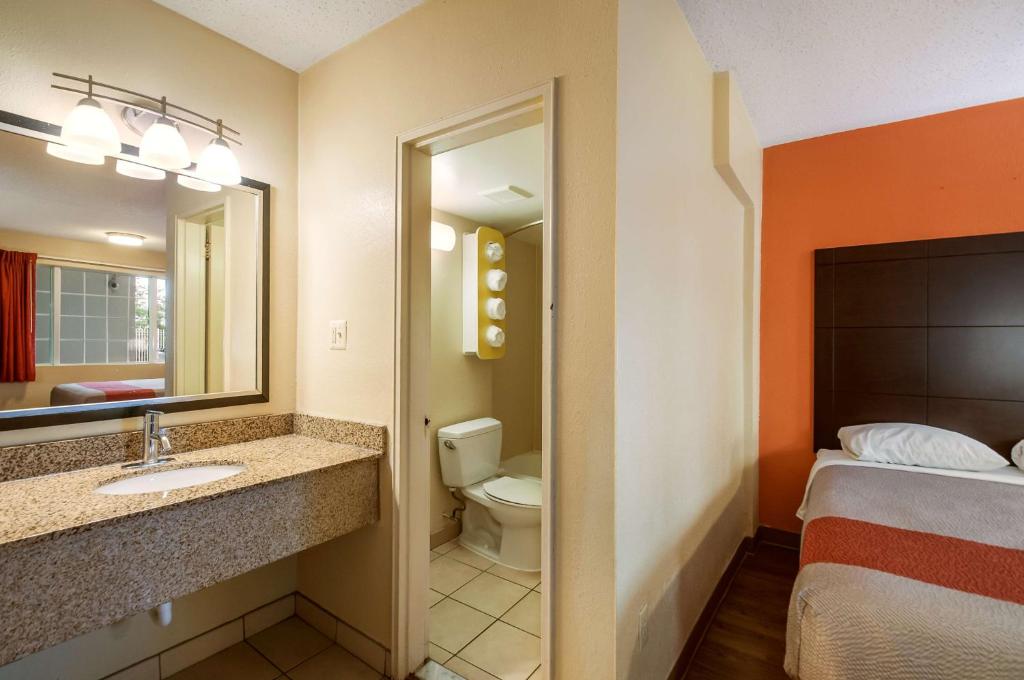 Koupelna v ubytování Motel 6-Washington, DC - Convention Center