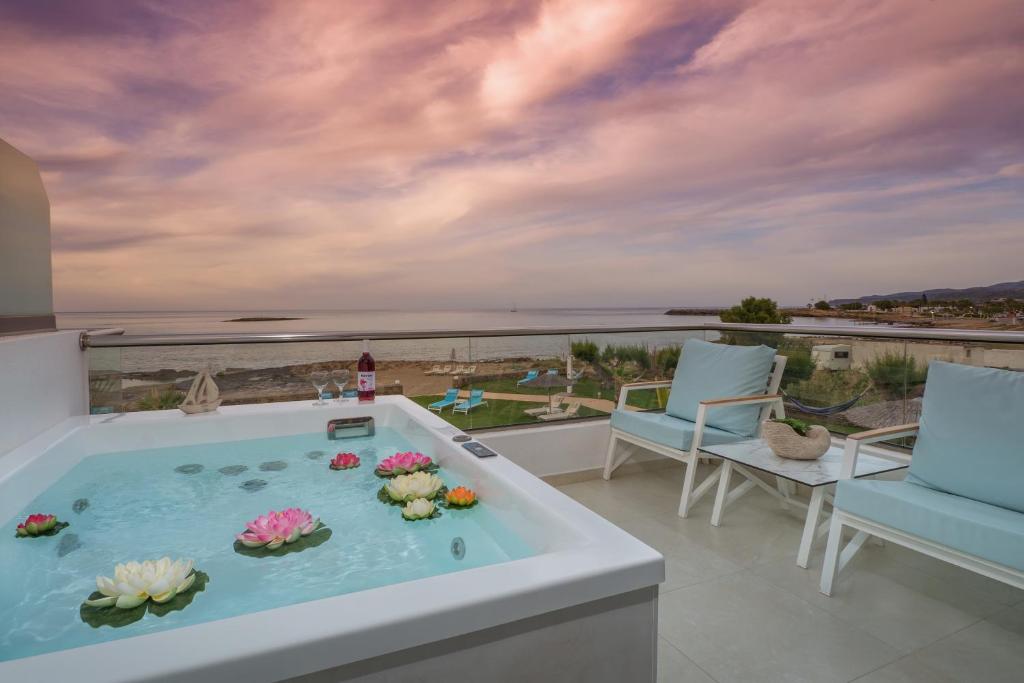 Balkón nebo terasa v ubytování Pyrgos Beach Hotel Apartments