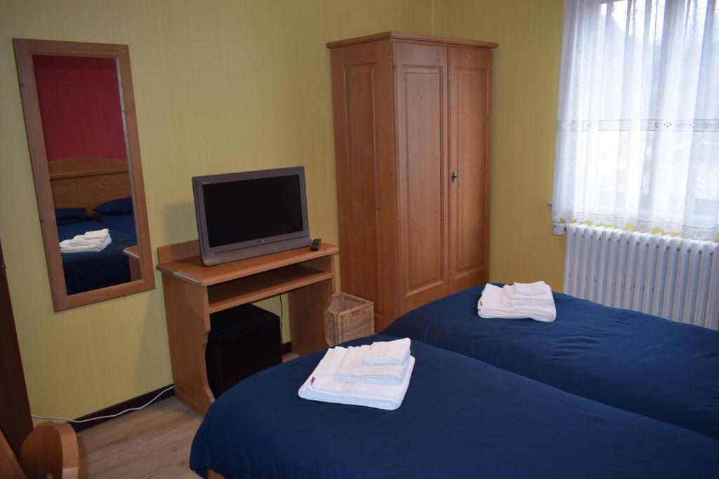 Postel nebo postele na pokoji v ubytování Lozzo di Cadore - Dolomiti - Piazza IV novembre