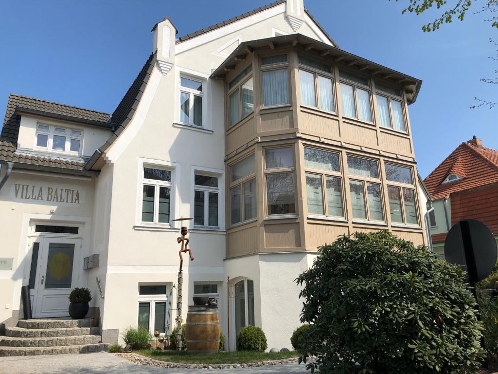 Cette grande maison blanche dispose d'une grande fenêtre. dans l'établissement Villa Baltia, à Graal-Müritz