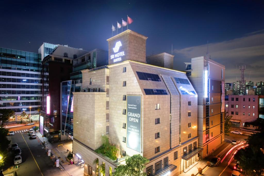 un bâtiment avec une tour d'horloge en haut dans l'établissement SR Suites Bundang, à Seongnam