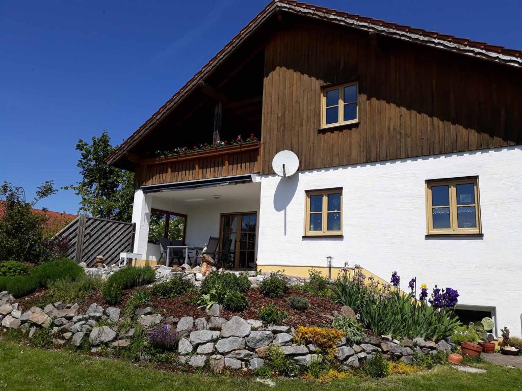 una casa bianca con tetto in legno di Ferienwohnung Zebrowski a Zandt