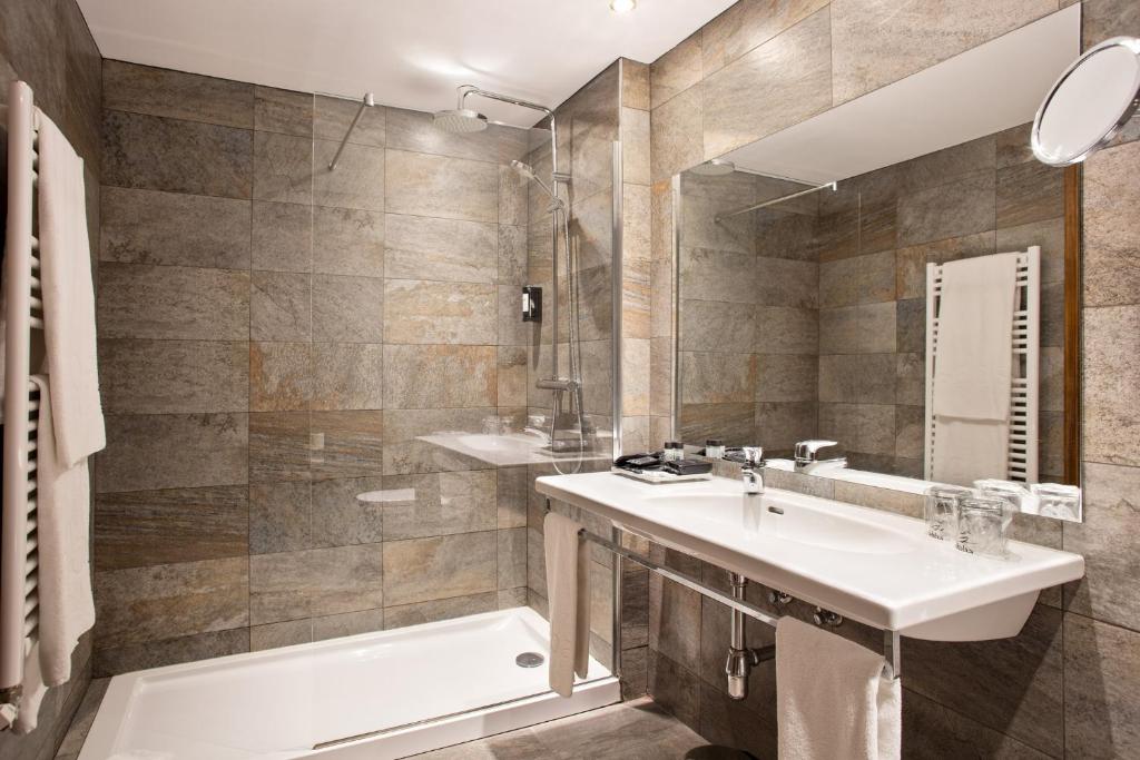 Koupelna v ubytování Abba Xalet Suites Hotel