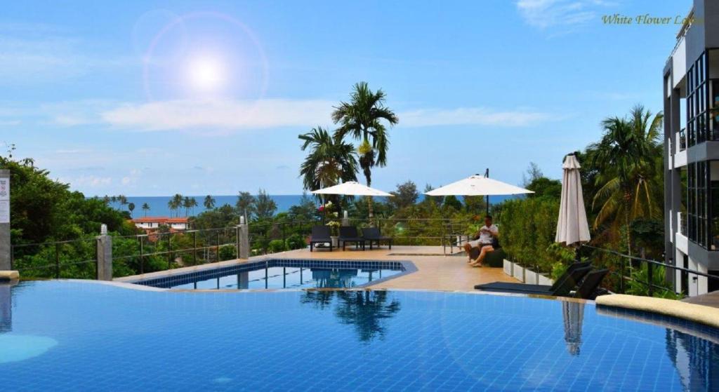 vista para uma piscina num hotel em White Flower Lanta em Ko Lanta