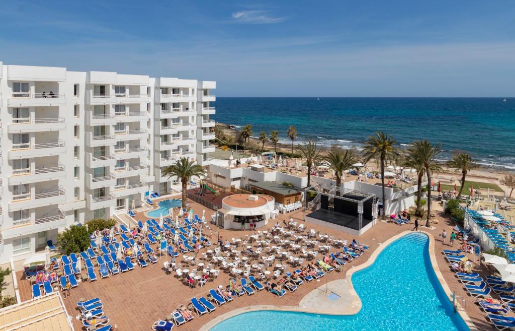 Výhľad na bazén v ubytovaní Hotel Palia Sa Coma Playa alebo v jeho blízkosti