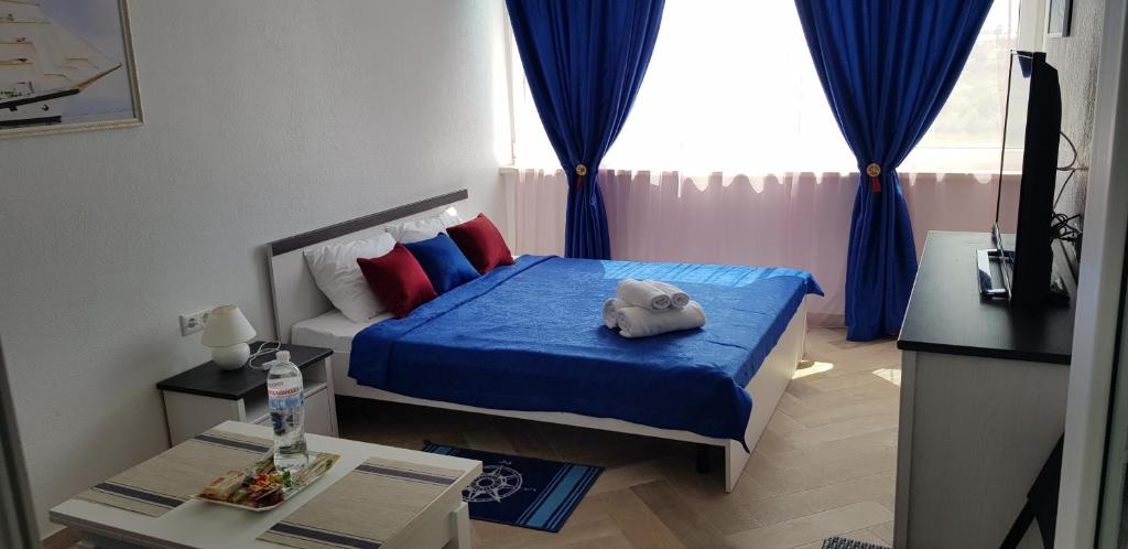 Ένα ή περισσότερα κρεβάτια σε δωμάτιο στο 7 DAYS Apartments Апартаменты в Затоке