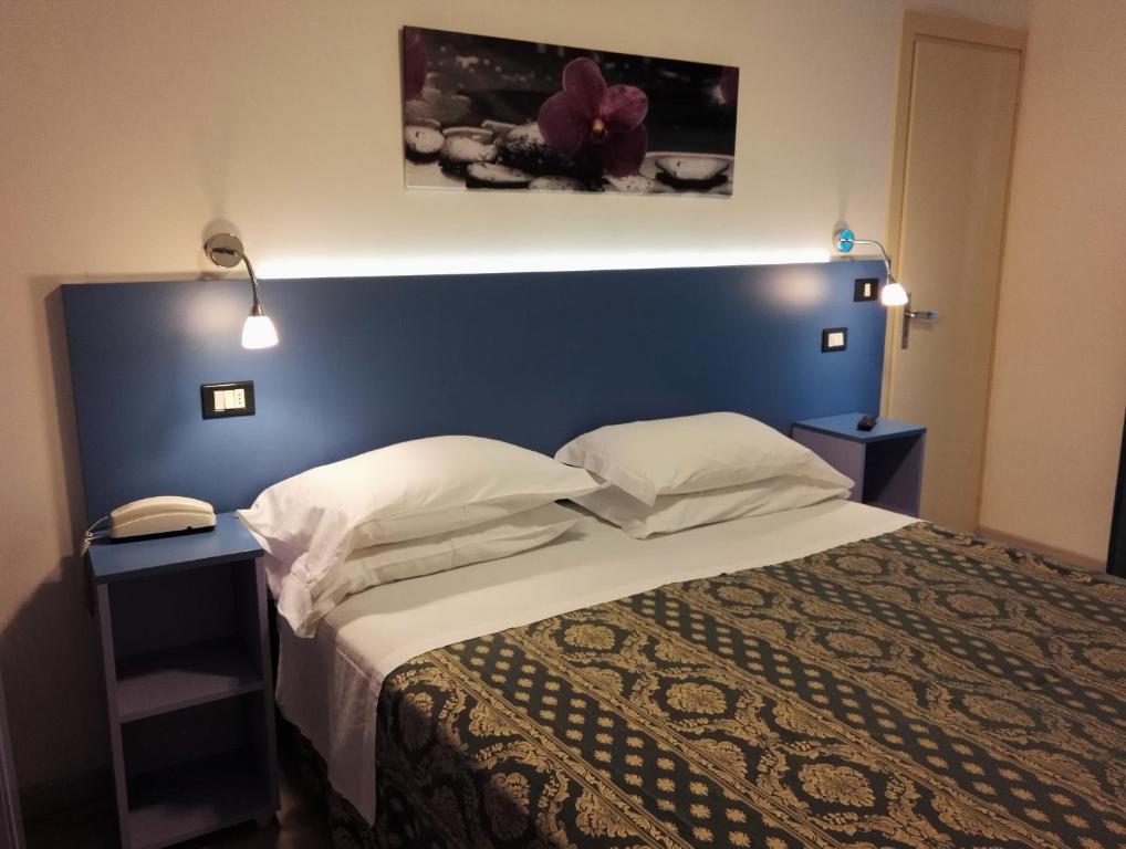 Postel nebo postele na pokoji v ubytování Hotel Ambrosiana