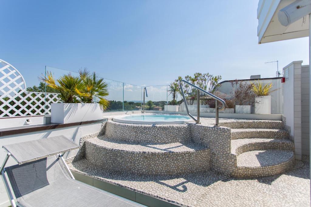 Bazén v ubytování Hotel Ambrosiana nebo v jeho okolí