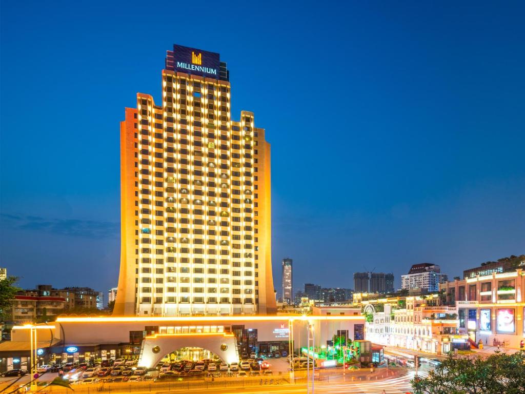 ein hohes Gebäude mit Lichtern in einer Stadt in der Unterkunft Millennium Harbourview Hotel Xiamen-Near Metro Station & Zhongshan Road in Xiamen