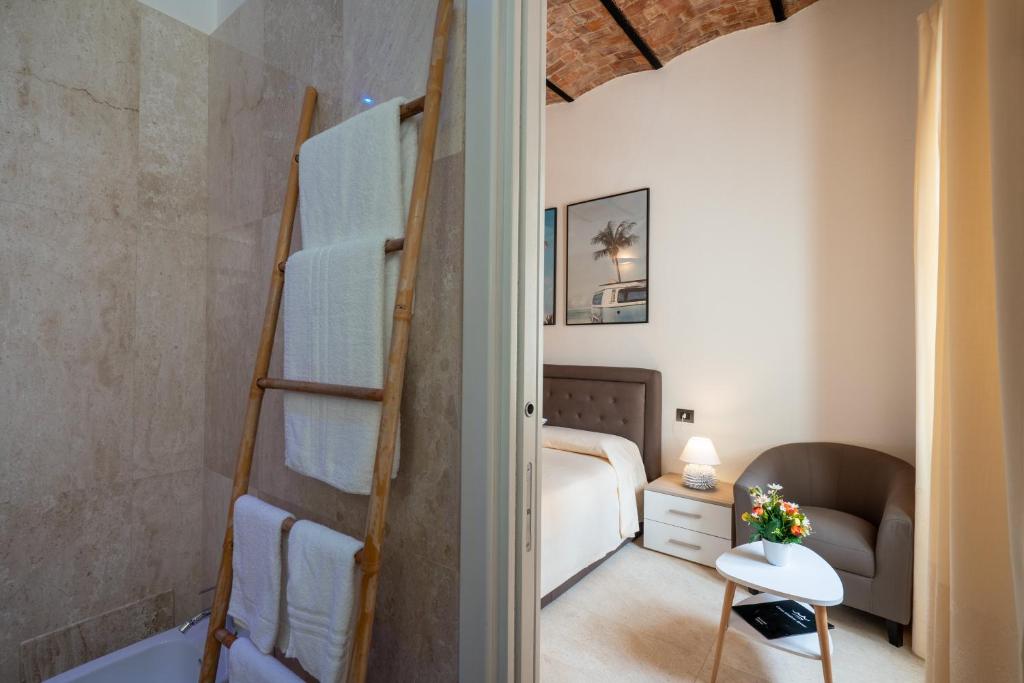 una piccola camera con un letto a castello e una camera da letto di Corso Umberto Rooms a Olbia