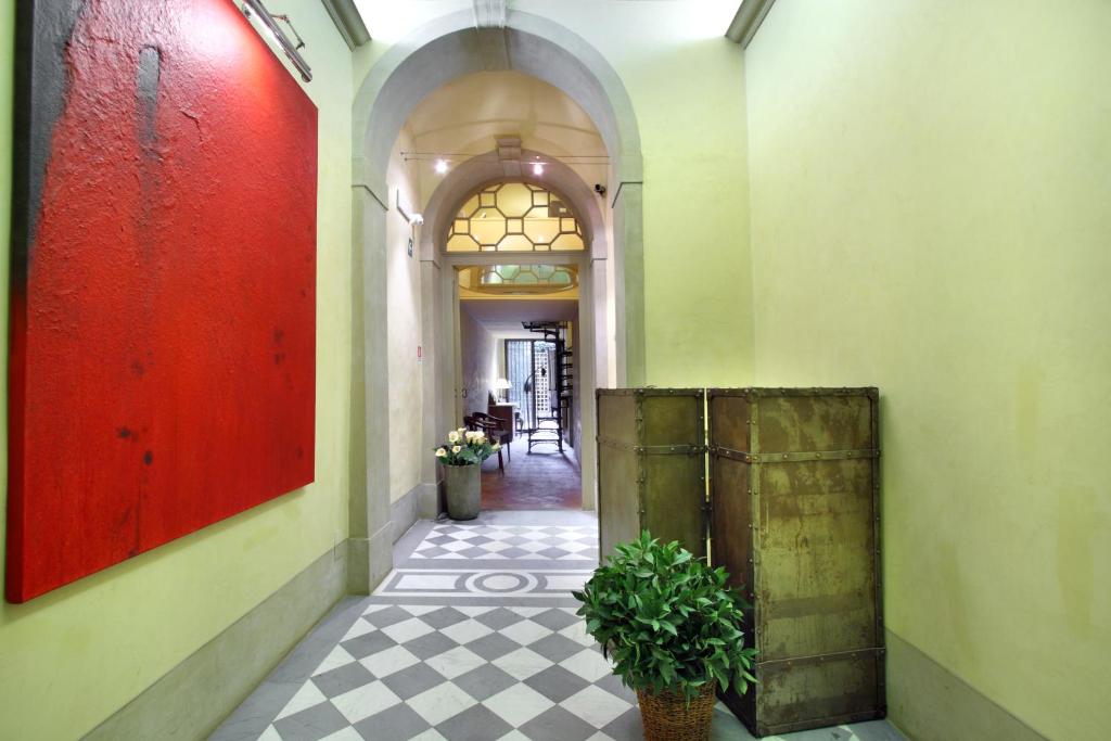 un pasillo con paredes rojas y verdes y una puerta roja en Piccolo Residence Apart-Hotel, en Florencia