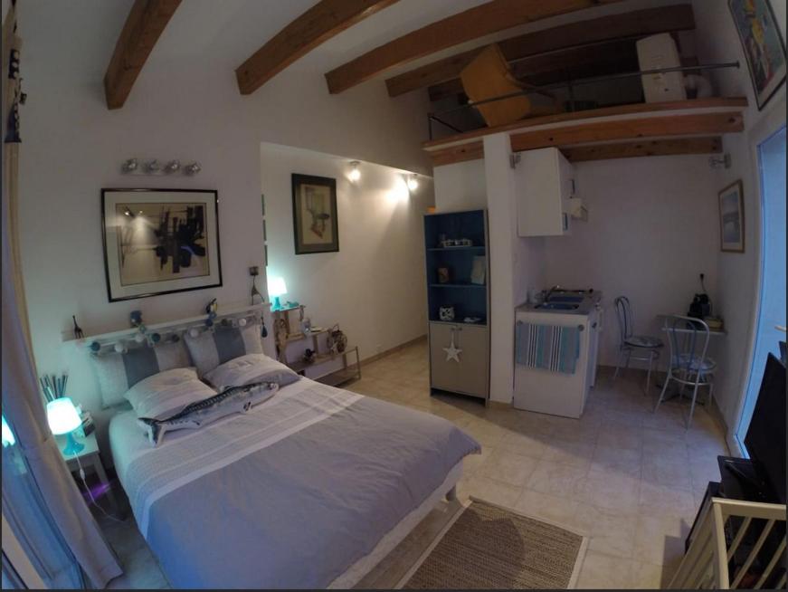 una camera con un grande letto di ChambreStudio bord de mer, Piscine et SPA a Six-Fours-les-Plages