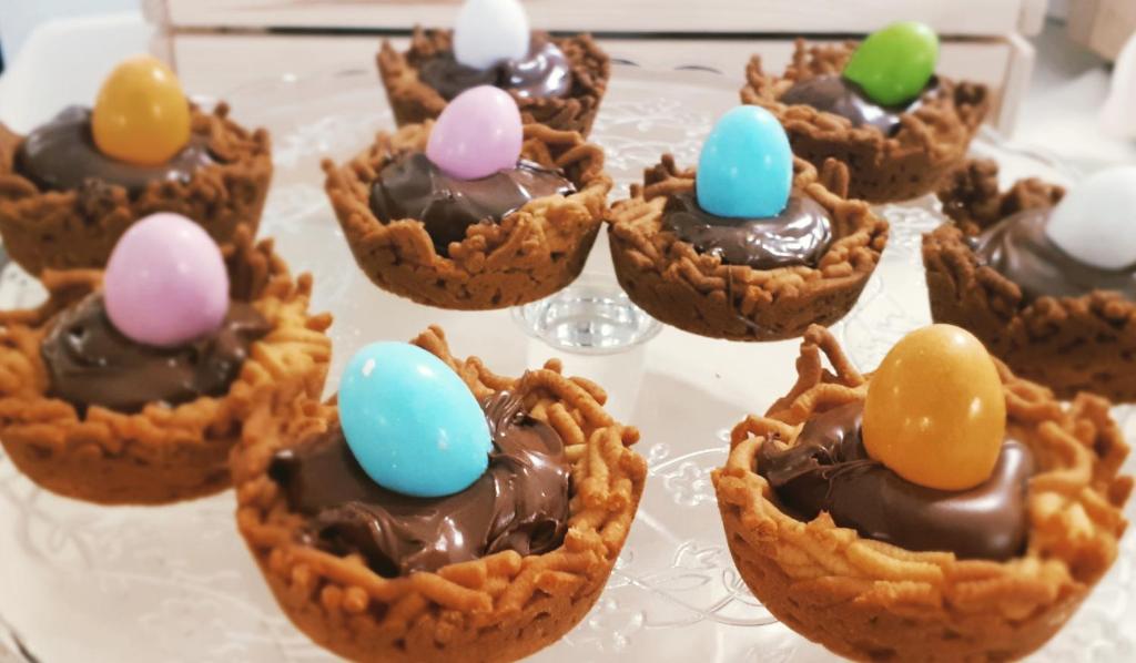 a group of mini pies with easter eggs in them at Bike&Boat Argentario Hotel in Porto Santo Stefano