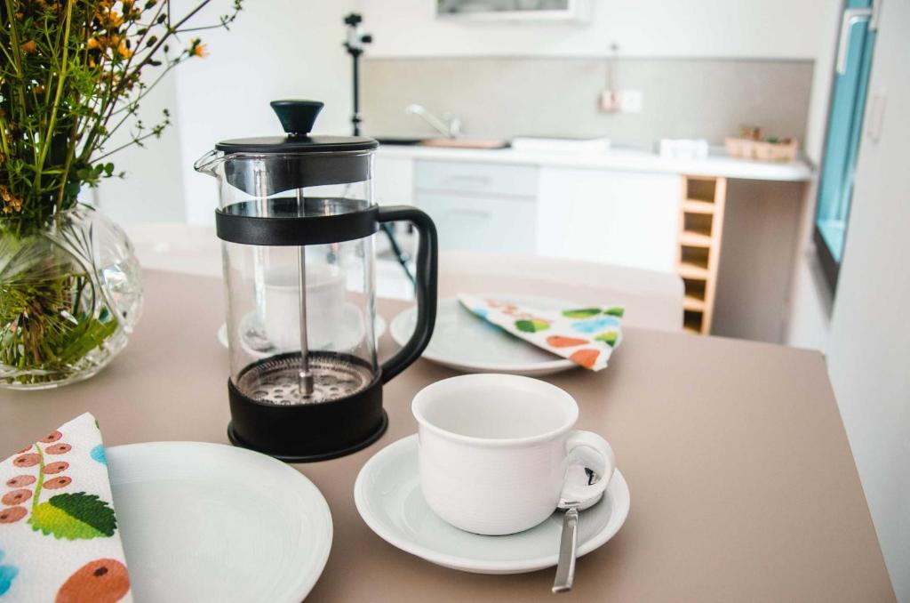 Příslušenství pro přípravu čaje a kávy v ubytování BikeHikeSleep Apartments