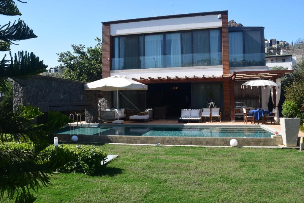 una casa con piscina en el patio trasero en Villa No 5, en Bodrum City