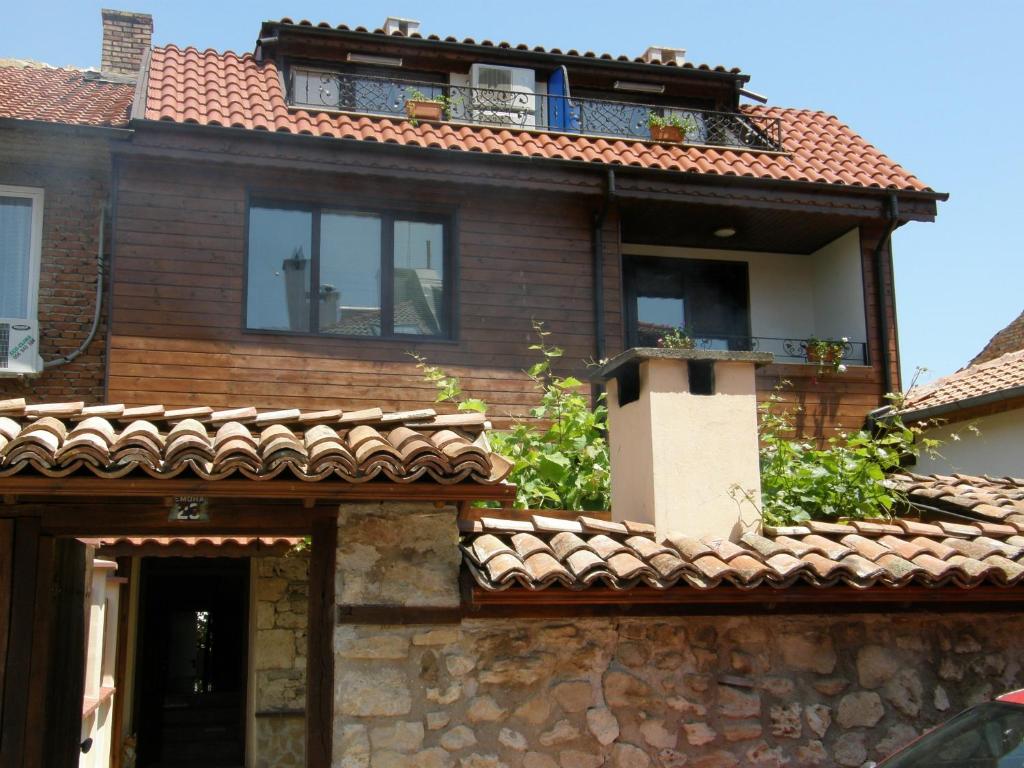 Casa con balcón y techo en Emona Guest House, en Nesebar