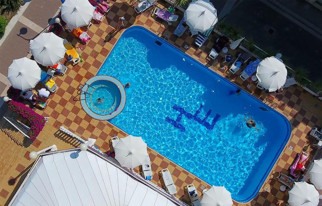 Bazén v ubytování Hotel Excelsior nebo v jeho okolí