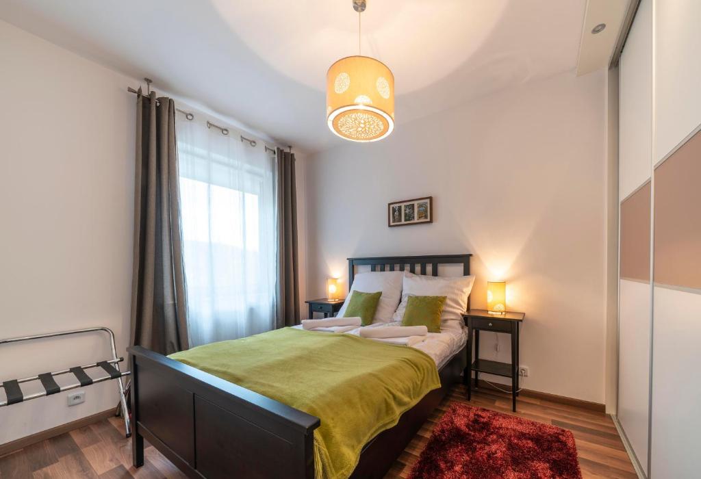 sypialnia z łóżkiem i dużym oknem w obiekcie RentPlanet - Apartamenty Szrenica w Szklarskiej Porębie