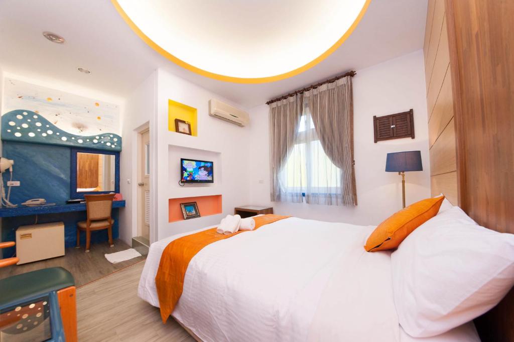 Postel nebo postele na pokoji v ubytování 墾丁南海旅店