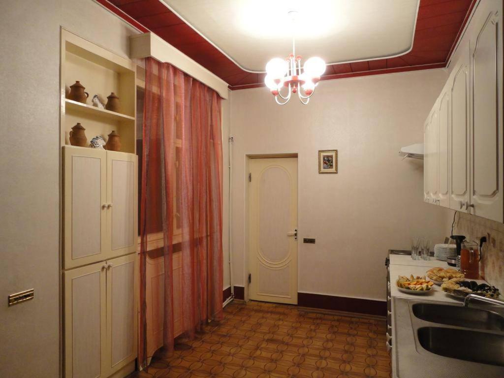 Kuchyň nebo kuchyňský kout v ubytování Royal Boutique Hotel on Kievyan