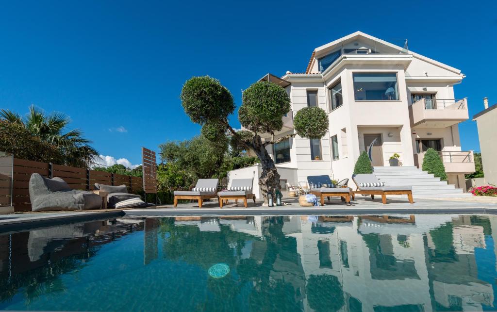 Bazén v ubytování Pasithea Elegant Villa nebo v jeho okolí