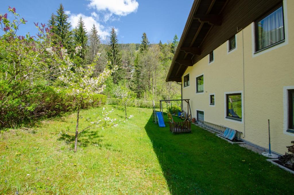 Vonkajšia záhrada v ubytovaní Landhaus Piberger - Zell am See Kaprun Summer Card included