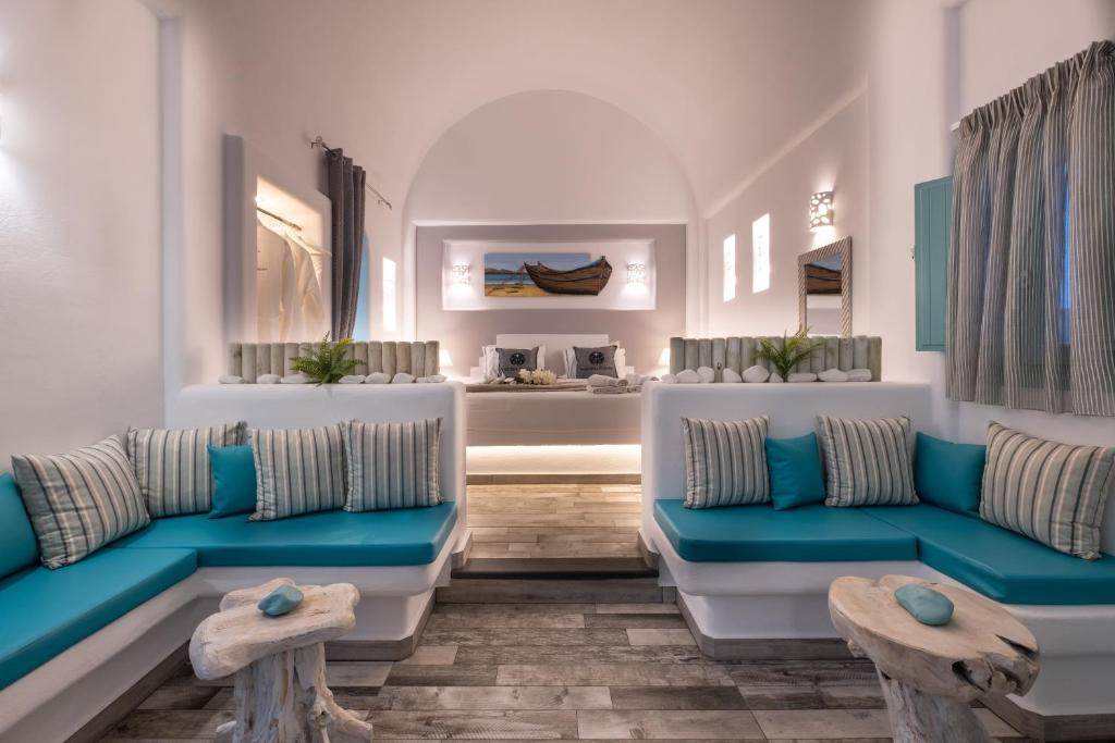 sala de estar con muebles azules y blancos en Anastasia Princess Luxury Beach Residence - Adults Only, en Perissa